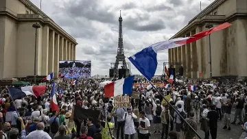 Франция ври и кипи. Невиждани протести