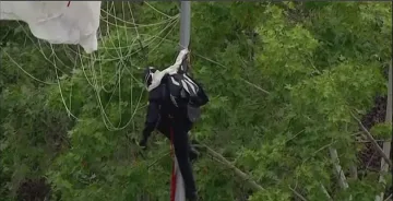 Испански парашутист кацна на уличен стълб вместо пред краля