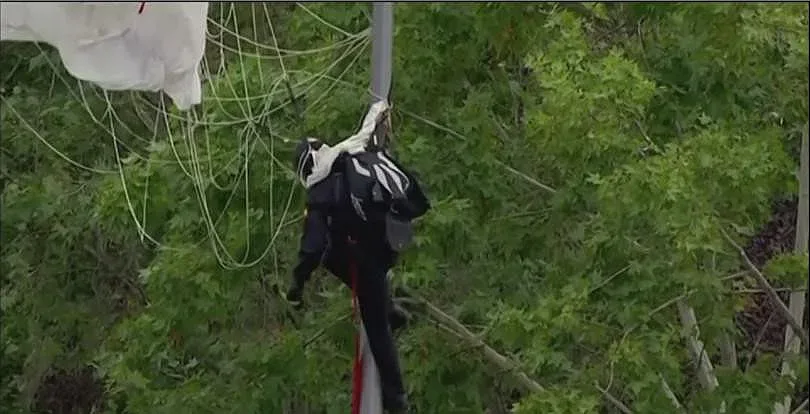 Испански парашутист кацна на уличен стълб вместо пред краля