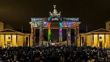 30 сгради в Берлин светят в 3D мапинг