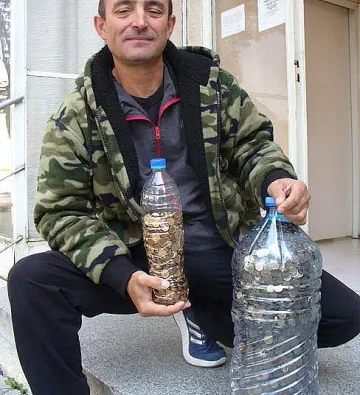 Разградчанин протестира срещу ТЕЦ-а с 1 тон жълти стотинки