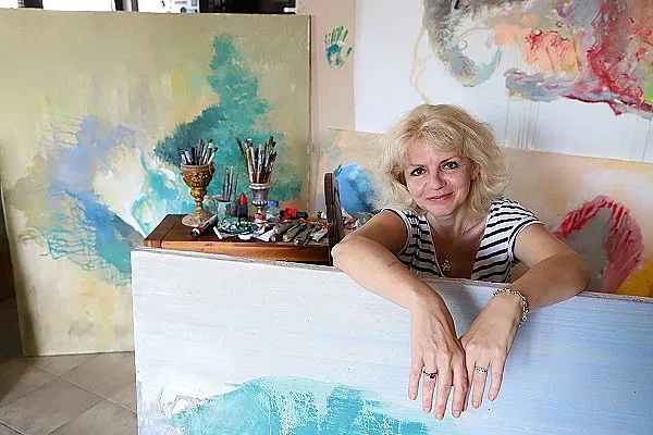 Трънливите наслади на Катрин Томова