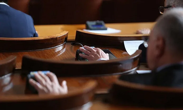 НС: Подкрепяме Скопие за ЕС, но да внимават