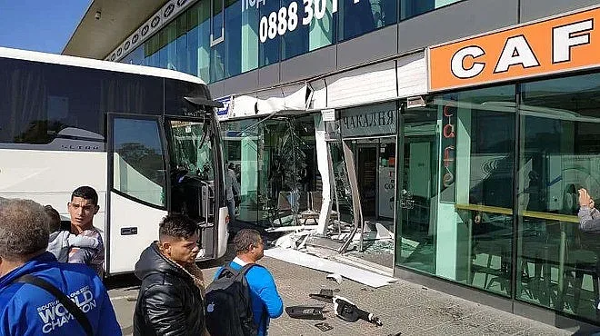 Автобус се вряза в автогарата в София