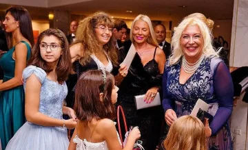 “Мисис Дама на годината“ подкрепи каузата на Парижкия бал в София