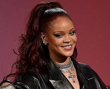 Риана със 7-килограмова визуална автобиография