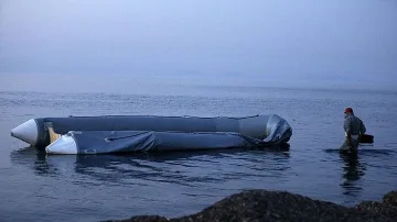 Бандити спасиха ченгета в морето
