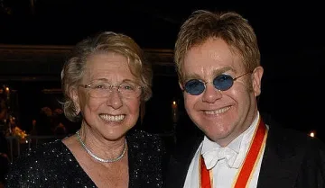 Елтън и майка му не общували 7 години