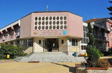 Община Завет  ремонтира кметството в общинския град