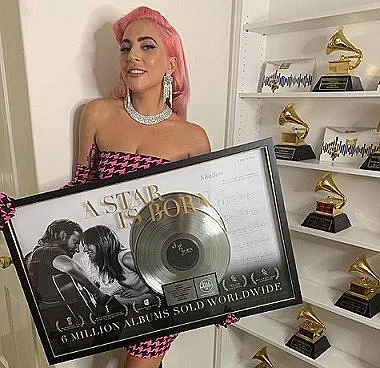 Лейди Гага се боядиса в розово