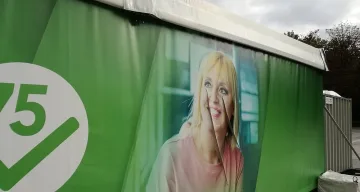 Срязаха щабната палатка на Мая Манолова до НДК