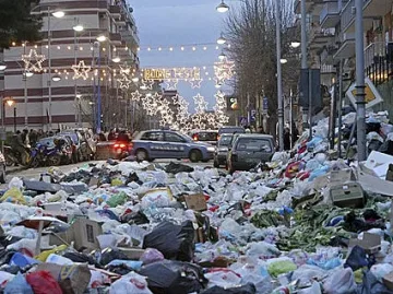 Вечният град тъне в боклуци