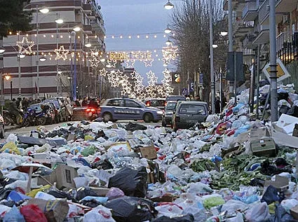 Вечният град тъне в боклуци