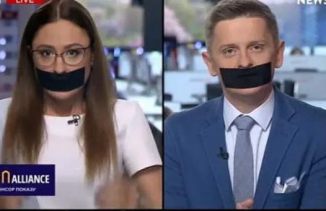 Тв водещи в ефир с тиксо на устата