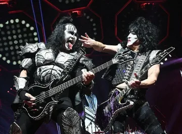 Kiss ще забавляват акулите в океана