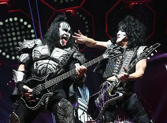 Kiss ще забавляват акулите в океана