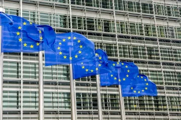 Протестиращ пред сградата на ЕК се заля с бензин