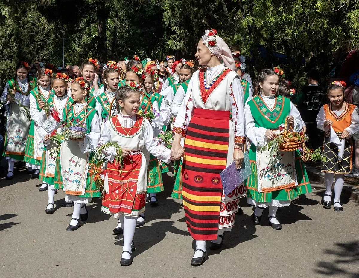 5619 „цветя“ с над 40 имена образуват букета от празнуващи в Старозагорско