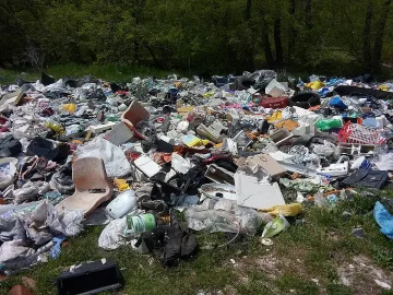 Камион затисна хора на сметище