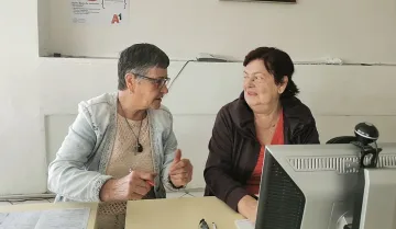 А1 обучава възрастни хора на работа с компютър