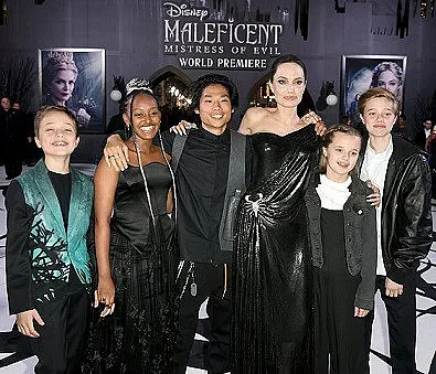 Джоли и децата гледаха "Господарка на злото 2"