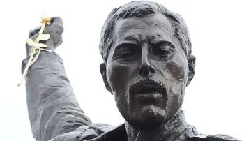 Продават  бюстове на Фреди Меркюри благотворително