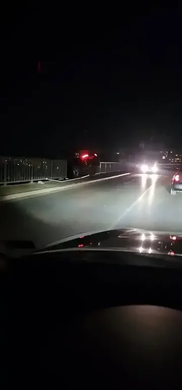 Потресаваща катастрофа. Кола виси на мост