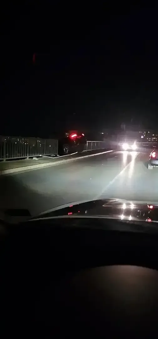 Потресаваща катастрофа. Кола виси на мост