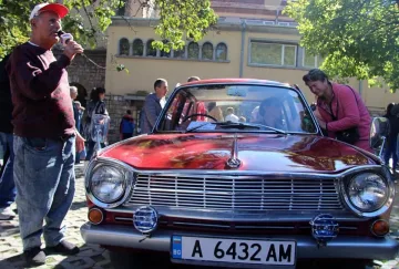 Автомобилен ретро парад край Луковит