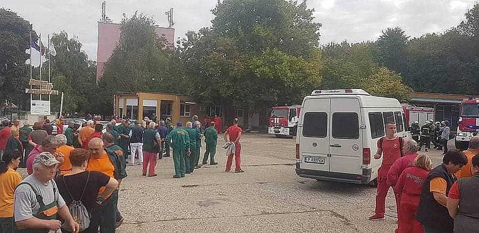Пожарът в "Дунарит" продължава (СНИМКИ)