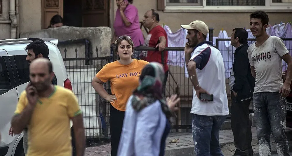 Двама загинали и 43 ранени при труса в Истанбул