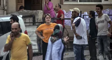 Двама загинали и 43 ранени при труса в Истанбул