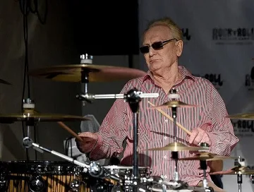 Барабанистът на "Крийм" приет спешно в болница