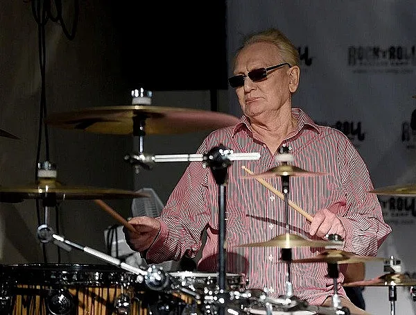 Барабанистът на "Крийм" приет спешно в болница