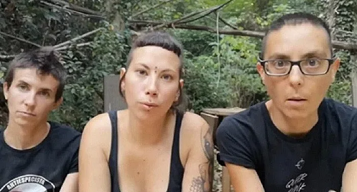 Вегани бранят кокошки от петлите