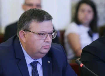 Изслушват Цацаров за теча на данни