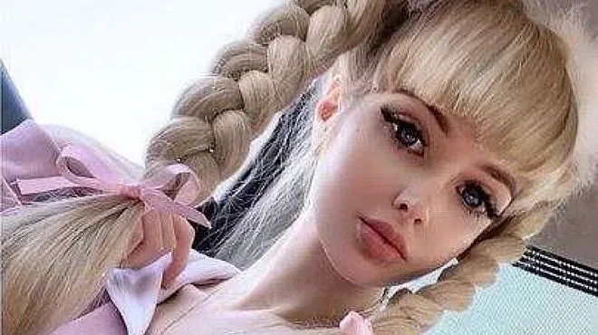 Родители превърнаха дъщеря си в жива кукла
