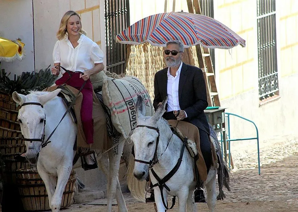 Джордж Клуни язди... муле (СНИМКИ)