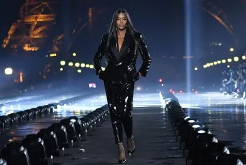 Наоми Кембъл дефилира за „Ив Сен Лоран”