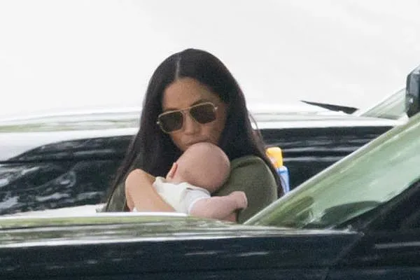 4-месечният Арчи с публичен дебют в Африка