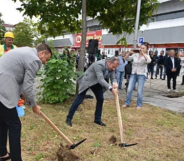 Кметът на Благоевград направи първа копка в квартал "Грамада"