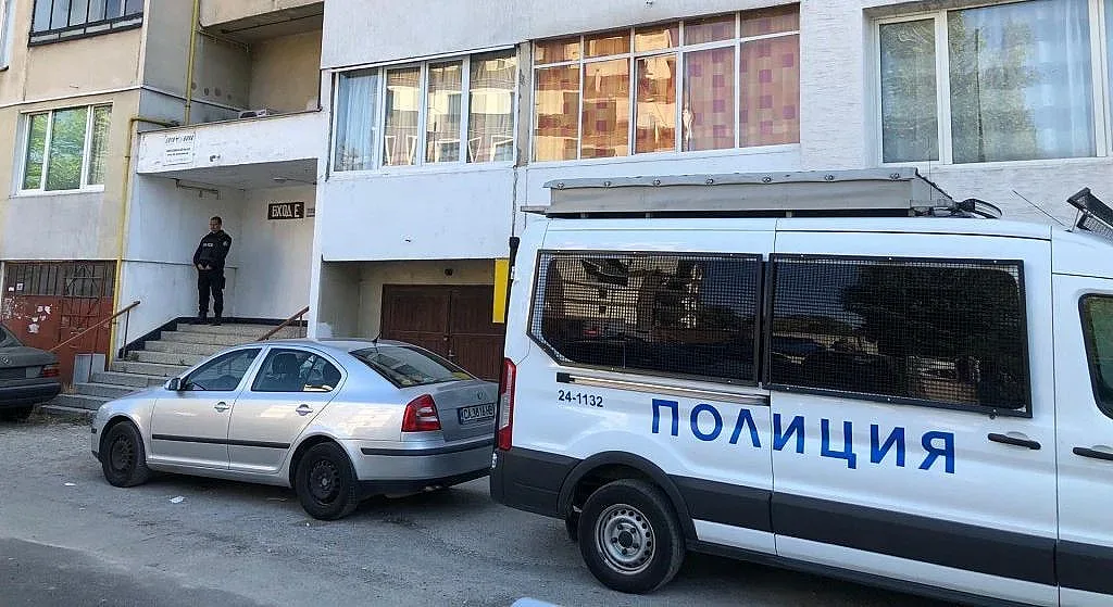 Още "вадят" въоръжен мъж от дома му в Овча Купел