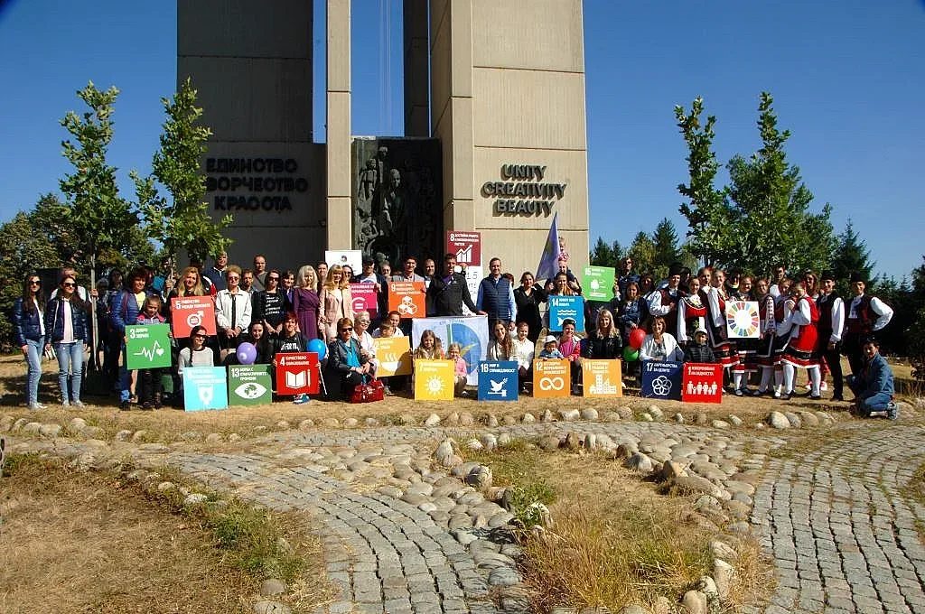 Млади синдикалисти засадиха чинари на Камбаните