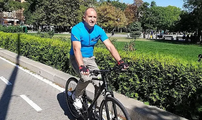 Румен Радев с колело на работа