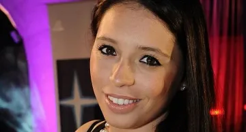 Мика Стоичков води дъщеря си в България