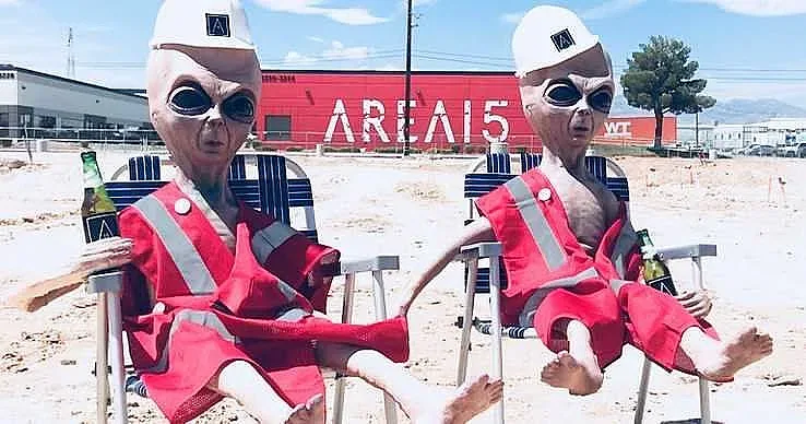 Ловци на извънземни нахлуват в Зона 51