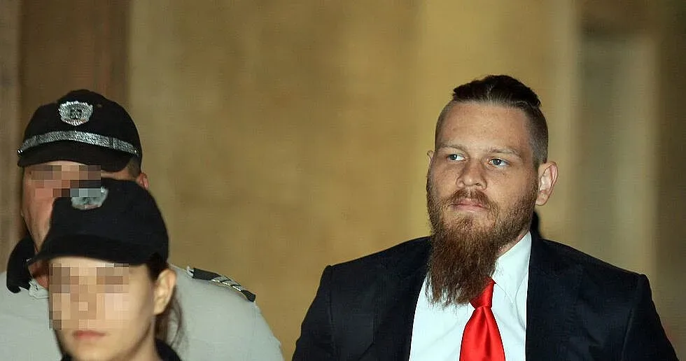 Полфрийман няма паспорт, може да не излезе