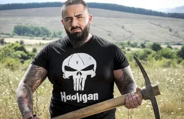 Здравенякът от "Фермата" шамаросвал и по морето