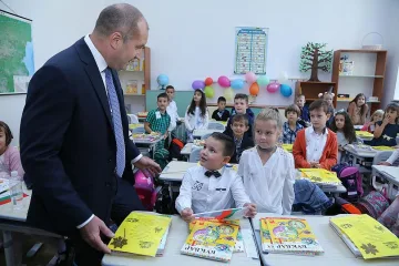 Радев: Държавата се управлява чрез нечий телефон