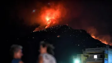 Огнен ураган бушува над Атина